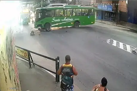 Motociclista morre em colisão com ônibus em Duque de Caxias
