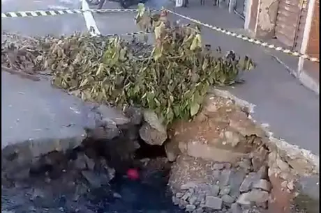 Cratera coloca motoristas e pedestres em risco em rua de Niterói 