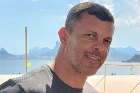 Subtenente da PM morre após cair de parapente monomotor em Praia de Maricá