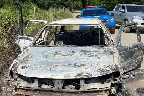 Restos mortais são encontrados dentro de carro incendiado; ossada pode ser de amigos que saíram para comprar um veículo