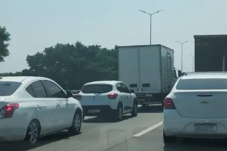 Obra deixa trânsito lento na BR-101, em São Gonçalo