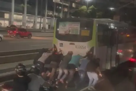 Passageiros precisam empurrar ônibus no Centro do Rio; vídeo 