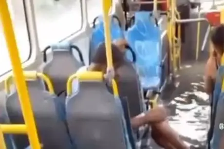 Água invade ônibus e passageiros ficam ilhados dentro de coletivo em Niterói; vídeo