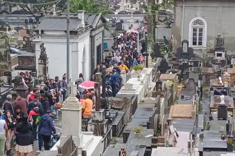 Petrópolis chora: centenas de pessoas se despedem de família morta após tragédia