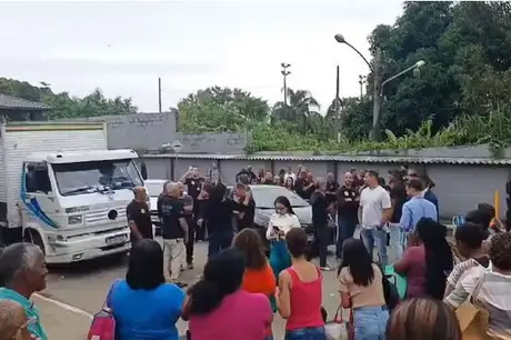 Protestos de policiais penais e familiares de detentos interromperam as visitas no presídio do Rio