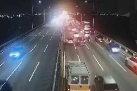 Trânsito é intenso na noite desta quarta-feira; ponte apresenta lentidão