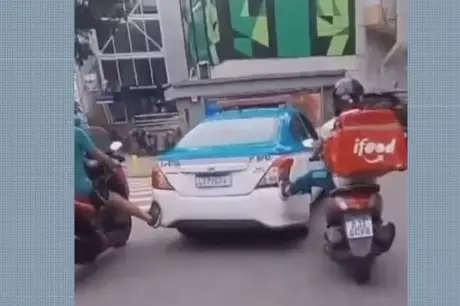Viatura da PM é empurrada por motociclistas após apresentar pane elétrica