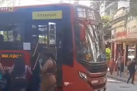 Homem entra embaixo de ônibus e impede viagem de passageiros em Niterói
