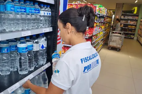 Procon monitora preços da água mineral e carro-pipa
