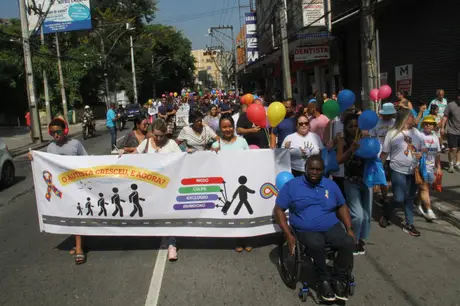 Caminhada de conscientização do autismo reuniu centenas de pessoas nas ruas do Centro de São Gonçalo
