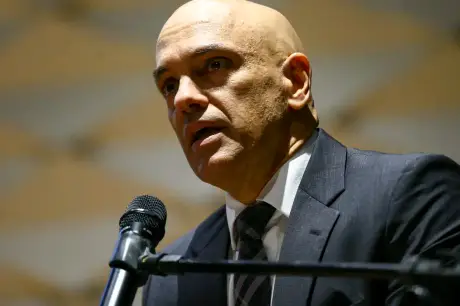 Moraes nega pedido para isentar X no Brasil de ordens judiciais