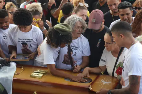 Corpo de jovem que morreu durante rave é sepultado na Baixada Fluminense