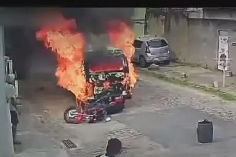 Motociclista é atropelado por Kombi em chamas 