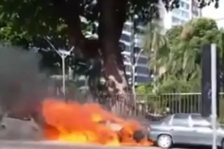 Carro pega fogo e cria pânico na Praia de Icaraí, em Niterói 