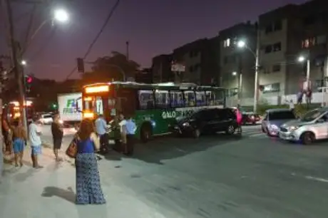 Acidente envolvendo carro e ônibus deixa trânsito complicado em São Gonçalo