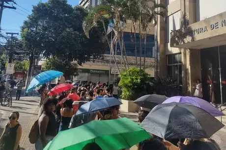 Eleitores formam fila quilométrica para regularizar título em Niterói 