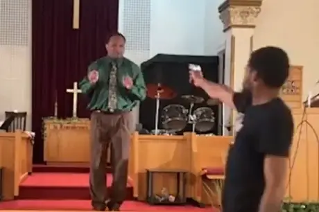 Jovem invade igreja armado e tenta matar pastor a tiros durante transmissão ao vivo